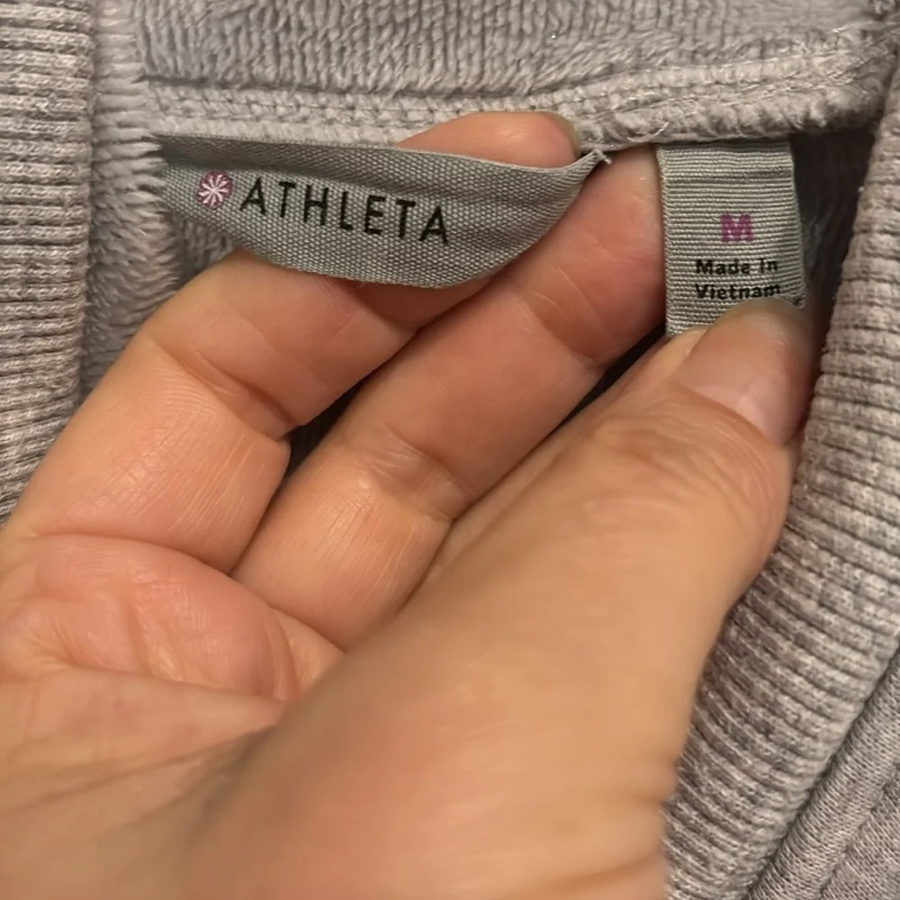 Women’s Athleta hooded sweatshirtt medium grey
Kangaroo pouch fleece lined - Picture 3 of 4